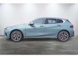 コンパクトなハッチバックながら、ロングノーズ・ショートオーバーハングのBMWらしい伝統的なスタンスを継承しています。