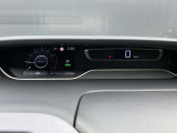 スピードメーターはデジタル表示になります。車両状態や設定などが表示されます。
