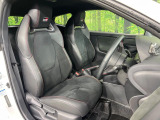 【専用スポーツシート】ホールド性に優れ、カーブ時の体が流れを抑制してくれます。また、体にフィットするから腰や背中が疲れにくく、ロングドライブや高速走行でも快適にお過ごしいただけます♪