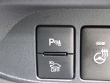 超音波センサーを利用して、車両前方や車両後方の障害物を検知。障害物との距離と接近部位の位置をマルチインフォメーションディスプレイに表示し、同時に音声とブザーでドライバーに注意を促します。