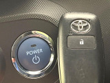 【スマートキー】カバンやポケットに入れたままでもドアの施錠・解錠が可能なスマートキーを装備。エンジンのオン・オフ時もカギを取り出す必要が無いからとっても便利です♪