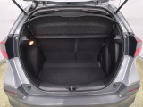 リアシートの背もたれは6:4の割合で分割して可倒できるので、長いお荷物などを載せることもできます。