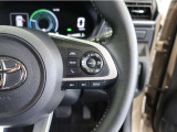 ステアリングスイッチ付き。前方から目を離すことなく操作することが可能です。