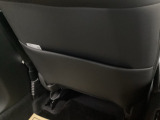 【シートバックポケット】すぐ手に取りたいアイテムをスマートにしまっておけます。限られた空間を有効に活用でき、長距離のドライブでも車内を清潔感のある落ち着いた状態に保ってくれる実用的な機能です。