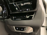 ハンドルの右奥には各種スイッチがございます