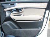 安全性を重視するVOLVOなら、パワーウインドースイッチも、直視せずに感覚で操作が可能です。