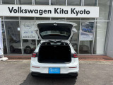 通常でも大容量の荷室を確保。後席の背もたれを倒せばさらに広大なスペースが確保できます。