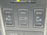 【両側パワースライドドア】スマートキーや運転席のスイッチで後席両側スライドドアの開閉が可能♪電動だから力を入れてドアを開ける必要が無く、小さなお子様でも簡単に開け閉めでき快適です♪