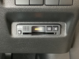 ハンドルの右下にETCがついています。高速道路の料金所の通過も楽々です!。 カードの取り出しもしやすい場所についています。