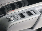 車の基本装備のひとつのパワーウインドウです。オート機能もあって、押し方の強弱で調整も出来ます。