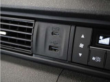 ◆USB接続端子◆スマホやiPodなどを接続して、いつもの音楽を車内でもお楽しみいただけます♪