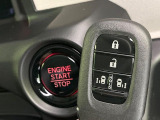 【Hondaスマートキー】カバンやポケットに入れたままでもドアの施錠・解錠が可能なスマートキーを装備。エンジンのオン・オフ時もカギを取り出す必要が無いからとっても便利です♪