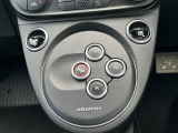 スイッチ式のシフト。AT免許で運転できるABARTHです。