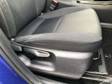 運転席シ-ト座面は上下アジャスタ-付です。お好みの位置に調整可能です。
