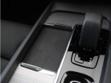対応機種のスマートフォンを、トンネルコンソールの下のラバープレートに置いておくだけで充電可能。センターディスプレイの機能ビューを使用して、充電プレートのオンとオフを切り替えることができます。