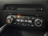 【左右独立型フルオートエアコン】運転席と助手席でそれぞれお好みの温度に設定可能。同乗者にも配慮した、快適な空調をお届け致します。