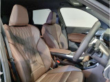 【コックピットシート】BMW車の主役席。車体中央にくる様に配置し車両重心とが一致する事でドライバーと車との一体感あるドライビングを実現。人間工学に基づき形成した形状が長時間のドライブ疲労も軽減します!