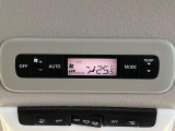 【リアオートエアコン】広い後部座席には必須の機能!風量や温度を自動で調整し前席と同様な車内環境にしてくれるリアオートエアコンを装備。夏の暑さも冬の寒さもストレスなく快適にお過ごしいただけます♪