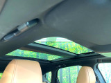 【パノラマサンルーフ】開放感たっぷりの希少装備、サンルーフが装着されています!車内に明かりを取り入れたり景色を楽しむ以外にも、車内の空気も簡単に換気できて快適です!