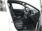 視認性のよいインパネ周りです!操作スイッチやカップホルダーも使いやすい位置に配置されています♪