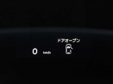 【オプション=デジタルパッケージ】ヘッドアップディスプレイは視認性が非常に良く、運転時の視線を逸らさず様々な情報の確認が行えます。