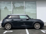 オリジナルサービスもついたMINI自動車保険も取り扱っております。MINI自動車保険にご加入いただくと、万一のトラブルを24時間365日サポートするエマージェンシー・サービスの〈プレミアム〉をご利用いただけます。