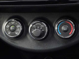 【マニュアルエアコン】ダイヤルを回して簡単に温度調整ができます。車内も快適ですね!