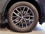 【BMWアロイホイル】軽量かつ強度に拘ったアロイホイル。走行性能ポテンシャルを引き出す設計。車の足元を引き締めてくれる大きなポイントはアロイホイルです。
