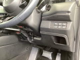 左側に高速で便利なETCがあり、横滑りを防ぐVSAなどのスイッチは、運転席の右側、手の届きやすい位置にあります。