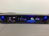 デジタル表示のスピードメーターとタコメーターを大きく配した見やすいメーター部になっています。左側のインフォメーション画面でオドメーターや燃費などの情報を確認できます。