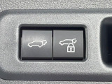 【パワーバックドア】スマートキーや運転席のボタンを押すだけでリアゲートが自動で開閉します!荷物を持っている時や、高い位置にあるバックドアを閉める際に便利な機能です♪