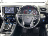 運転席まわりです。 各操作スイッチは使いやすい位置に配置されてます。