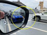 走行中、後方から接近する車両を知らせ、点灯したドアミラー側にウインカーを操作すると点灯とブザー音により注意を知らせる【ブラインドスポットモニター】
