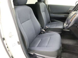 《運転席》目線の位置も高くて運転席からの視界も良好です。シート高さ位置も調整できるので、乗りやすいですね。