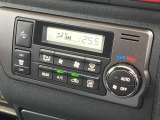 【オートエアコン】一度お好みの温度に設定すれば、車内の温度を検知し風量や温度を自動で調整。暑い&hellip;寒い&hellip;と何度もスイッチ操作をする必要はありません。快適な車内空間には必須の機能ですね♪