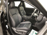 運転席は、運転中の視線移動や動作を抑えられるよう設計!直感的な運転ができるようになっています。まさにドライビングのための空間です。