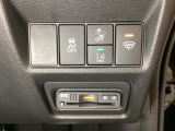 Hondaセンシング用の、VSA(ABS+TCS+横滑り抑制)解除と路外逸脱抑制機能などのオンオフスイッチはハンドルの右側に装備。その下にETCがついています。高速道路の料金所の通過も楽々です。
