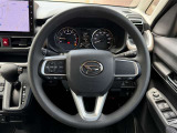 ステアリングリモコン付きハンドルです。運転中の操作も簡単に行えます。