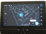 ディスプレイオーディオ(コネクティッドナビ対応)PLUS搭載。T-Connectご契約で2028年3月まで無償で利用できるナビ(期限到来後は有償)と、解約後も利用できる車載ナビが搭載されています。