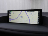 SDマルチナビを装着、フルセグTVやブルーレイディスクに対応しています。USB/AUX入力端子も装備しています。
