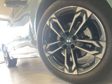 BMWの純正アロイホイールは軽量かつ強度にも優れているホイールで走行性能を引き上げる設計になっております。足元にもBMWは妥協がなくこだわっている個所になります。