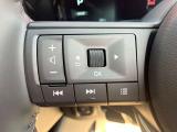 ステアリングスイッチ付きのハンドル!運転に支障をきたすことなくナビ操作が可能です!!