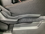 運転席にはドライバーの体型や好みに応じて前後方向だけでなく、高さの調整ができるシートリフターを装備!