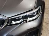 【LEDヘッドライト】先進のLEDテクノロジーを採用。放射される白色光の周波特性は太陽光に近く、バイキセノン・ヘッドライトを上回るコントラストで更に明るく輝きます!