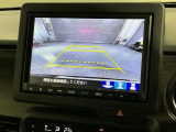 リバースギアに入れるだけで後方の表示へ切り替わります。夜間や雨の日の駐車も楽になりますよ。