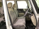 女性でも運転がしやすいように、シートの高さ調整機能(シートリフター)がついています。運転席と助手席の間が空いている為、助手席側への移動がスムーズです。交通量の多い道でも助手席側から乗り降りができます。