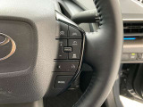 前方の車との車間を設定し、スピードを上げたり緩めたりを自動で行ってくれる追尾式の「レーダークルーズ」。上級装備の一つです!高級車にしかつかない嬉しい機能です。
