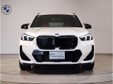 【キドニーグリル】BMWは約90年もの間、ほぼ全ての車両にひと目でBMWだと分かるこの特徴的なフロントグリルが備えられ、デザイン・アイコンとして親しまれてきました。