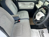 乗り心地の良いフロントシートです。足回りも広々としておりますので、長時間の運転も疲れづらいですよ。