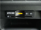 ◆ETC2.0装着◆進化したドライブ体験。料金収受システムだけだったETCが生まれ変わって、高速道路を賢く使うETC2.0に進化しました。多彩な情報サービスが便利で快適なドライブ体験を提供します。